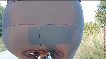 Sexy Po Auf Dem Fahrradsattel thumbnail
