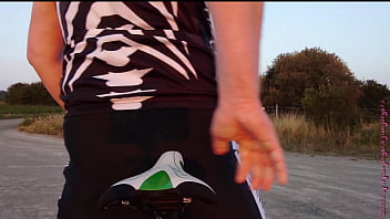 Sexy po auf dem fahrradsattel