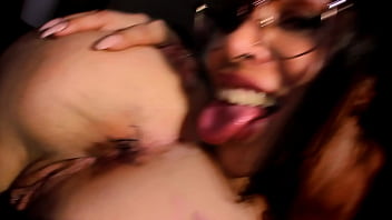 Puta safada vai no estúdio de tatuagem e mete uma tattoo no cu igual a da anitta