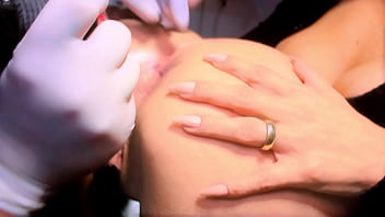 Puta safada vai no estúdio de tatuagem e mete uma tattoo no cu igual a da anitta