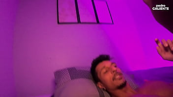 Sedutora de dreads chupou até o talo deu com vontade e levou porra nos óculos