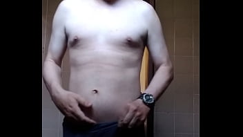 Homem sem camisa se mostrando