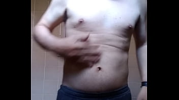 Homem sem camisa se mostrando