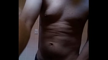 Homem sem camisa se mostrando