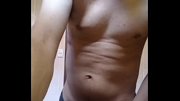 Homem sem camisa se mostrando