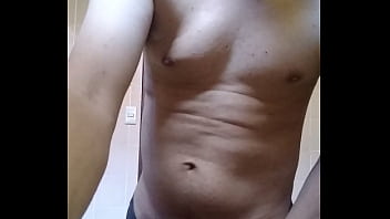 Homem sem camisa se mostrando