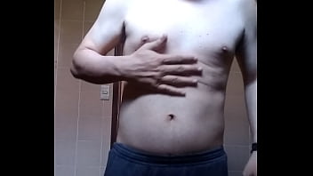 Homem sem camisa se mostrando