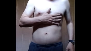 Homem sem camisa se mostrando