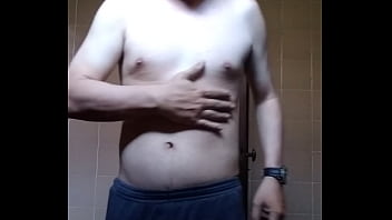 Homem sem camisa se mostrando