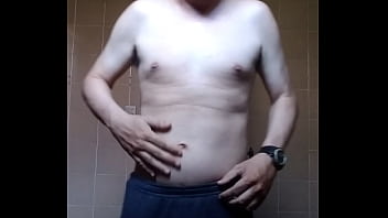 Homem sem camisa se mostrando