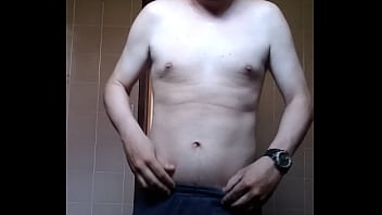 Homem sem camisa se mostrando