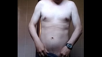 Homem sem camisa se mostrando