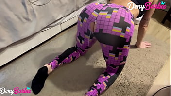 Minha prima fitness se alongando e eu comendo o cuzinho dela