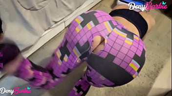 Minha prima fitness se alongando e eu comendo o cuzinho dela