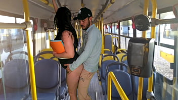 Estudante é fodida dentro do ônibus em publico
