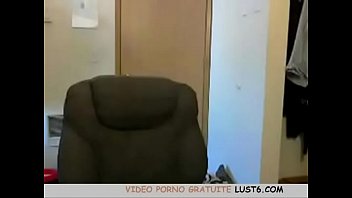 Petite cam girl avec des lunettes monte un gode