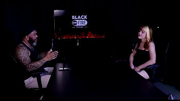 Depois das férias deu crise de ansiedade e por isso entrou no câmera se assustou com a bunda do homem e o fetiche de boneca middy watch sheer red