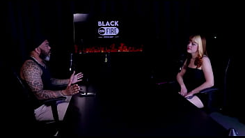 Depois das férias deu crise de ansiedade e por isso entrou no câmera se assustou com a bunda do homem e o fetiche de boneca middy watch sheer red