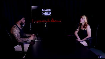 Depois das férias deu crise de ansiedade e por isso entrou no câmera se assustou com a bunda do homem e o fetiche de boneca middy watch sheer red