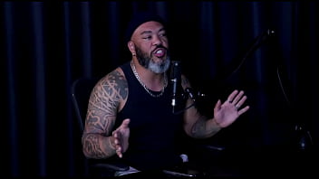 Depois das férias deu crise de ansiedade e por isso entrou no câmera se assustou com a bunda do homem e o fetiche de boneca middy watch sheer red