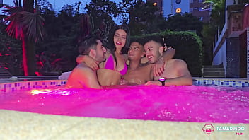 Sus padres la dejan sola con los 3