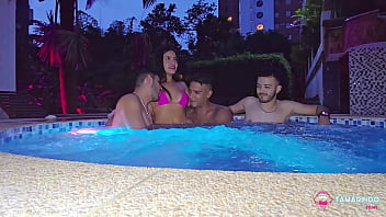 Sus padres la dejan sola con los 3