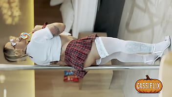 A putinha da universitária cheia de tesão fez uma sacanagem com um pauzudo que a aguardava e ele sem dó fodeu ela todinha na entrada do caralho