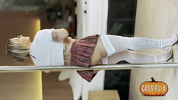 A putinha da universitária cheia de tesão fez uma sacanagem com um pauzudo que a aguardava e ele sem dó fodeu ela todinha na entrada do caralho