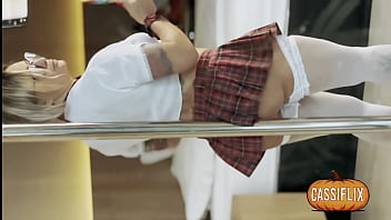 A putinha da universitária cheia de tesão fez uma sacanagem com um pauzudo que a aguardava e ele sem dó fodeu ela todinha na entrada do caralho