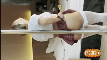 A putinha da universitária cheia de tesão fez uma sacanagem com um pauzudo que a aguardava e ele sem dó fodeu ela todinha na entrada do caralho