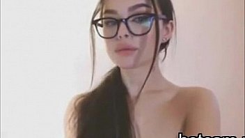 Jovencita siendole infiel al novio con extraños por internet