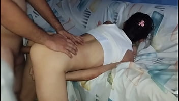 Mi amigo me prestó su novia y la puse a recibir verga sin condón