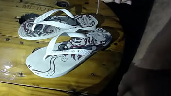 Punheta E Gozada Nas Minhas Havaianas Maravilhosas thumbnail