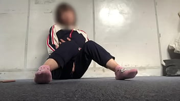 家でオナニーできないから倉庫でオナニーを満喫する可愛いジャージ姿のマネージャー。ヒクヒクと感じる姿が可愛い。。
