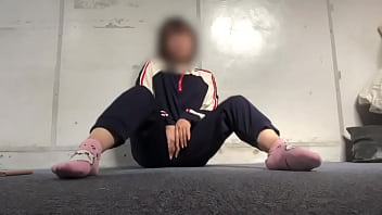 家でオナニーできないから倉庫でオナニーを満喫する可愛いジャージ姿のマネージャー。ヒクヒクと感じる姿が可愛い。。