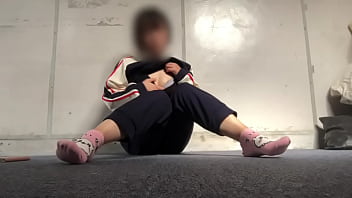 家でオナニーできないから倉庫でオナニーを満喫する可愛いジャージ姿のマネージャー。ヒクヒクと感じる姿が可愛い。。