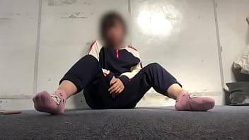 家でオナニーできないから倉庫でオナニーを満喫する可愛いジャージ姿のマネージャー。ヒクヒクと感じる姿が可愛い。。