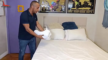 Foi entregar toalhas e recebeu um convite para passar óleo na raba da hóspede gostosa