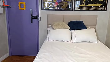 Foi entregar toalhas e recebeu um convite para passar óleo na raba da hóspede gostosa