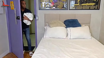 Foi entregar toalhas e recebeu um convite para passar óleo na raba da hóspede gostosa