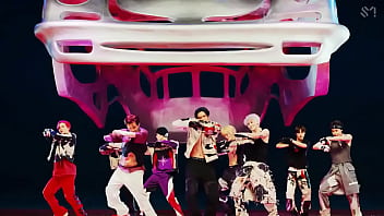 Coreanos estadounidenses japoneses canadienses bailando en un porshe