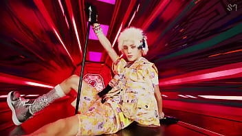 Coreanos estadounidenses japoneses canadienses bailando en un porshe