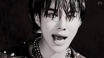 Coreanos estadounidenses japoneses canadienses bailando en un porshe