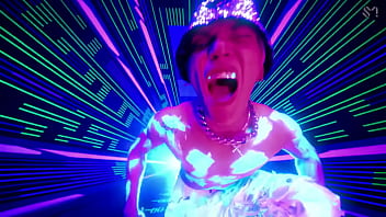 Coreanos estadounidenses japoneses canadienses bailando en un porshe