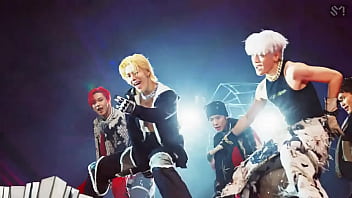 Coreanos estadounidenses japoneses canadienses bailando en un porshe