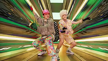 Coreanos estadounidenses japoneses canadienses bailando en un porshe Coreanos estadounidenses japoneses canadienses bailando en un porshe