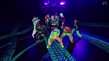 Coreanos estadounidenses japoneses canadienses bailando en un porshe