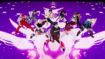 Coreanos estadounidenses japoneses canadienses bailando en un porshe