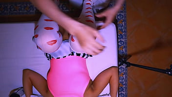 La mejor amiga de la esposa y el marido tienen sexo