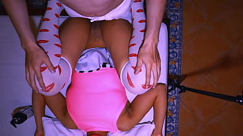 La mejor amiga de la esposa y el marido tienen sexo